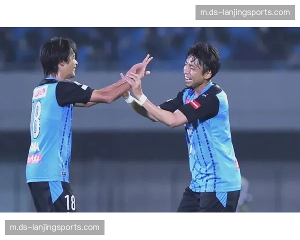 三笘薰英超对抗能力提升,身体强化适应高强度比赛 三笘薰英超对抗能力提升,身体强化适应高强度比赛